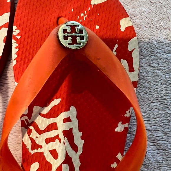 Tory Burch orange flip flops size 8 - Picture 3 of 3